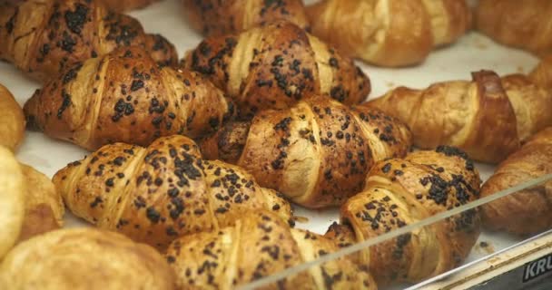 Vers Gebakken Croissant Een Bakkerij — Stockvideo