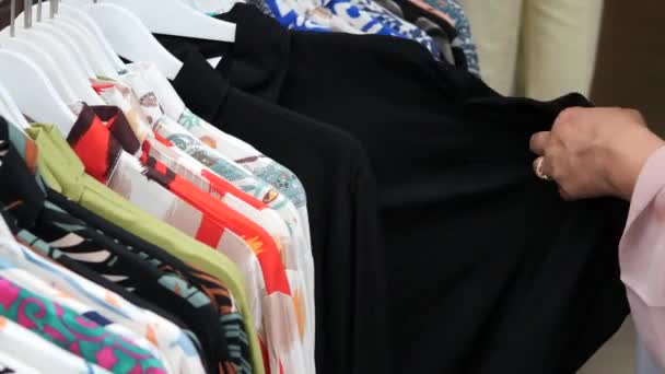 Kvinna Väljer Kläder Butiken — Stockvideo