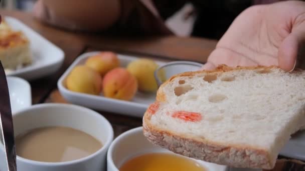 Toast Met Jam Bij Het Ontbijt — Stockvideo