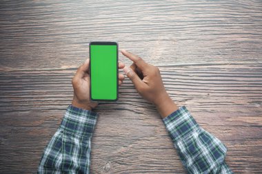 Akıllı telefon kullanarak genç adamın elini kapat.