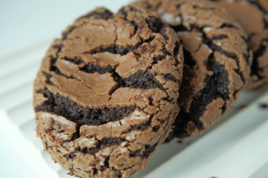 Tahta masadaki tatlı kurabiyeleri kapat. .