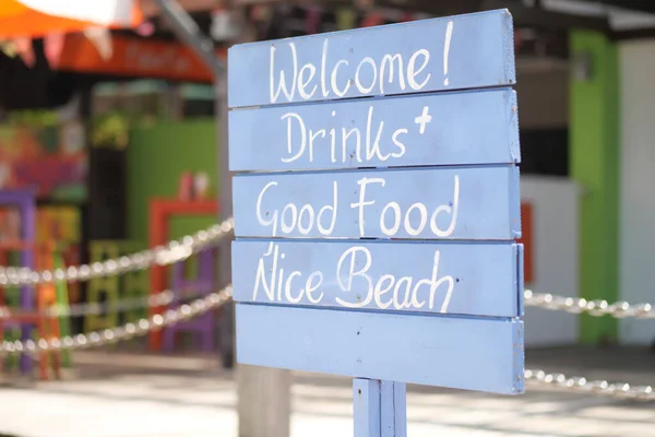 Drink Benvenuto Buon Cibo Bel Cartello Sulla Spiaggia — Foto Stock