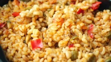 bulgur pilavı ve domates tabağı.