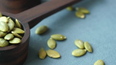 Masadaki tahta kaşıkta kabak tohumları .