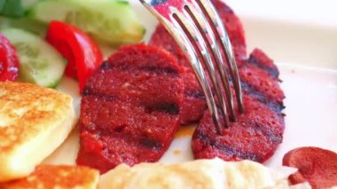 Tabakta dilimlenmiş sosis. .