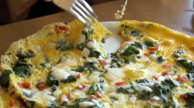 Masada sade yumurta omleti yemek. .