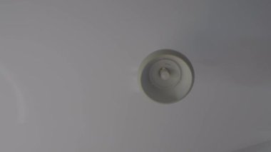  Bir odada asılı gri tavan lambası 