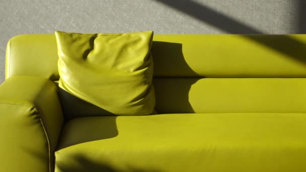 Evdeki Oturma Odasında Yastıklı Modern Sarı Kanepe — Stok video