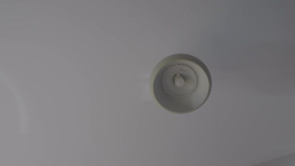 Сіра Стельова Лампа Висить Кімнаті — стокове відео