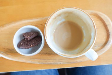 Masadaki boş kahve fincanının üst görüntüsü