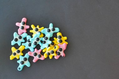 Siyah arka planda renkli tatlı jöle .