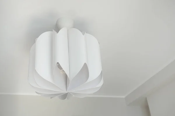 Grijze Plafondlamp Hangend Een Kamer — Stockfoto