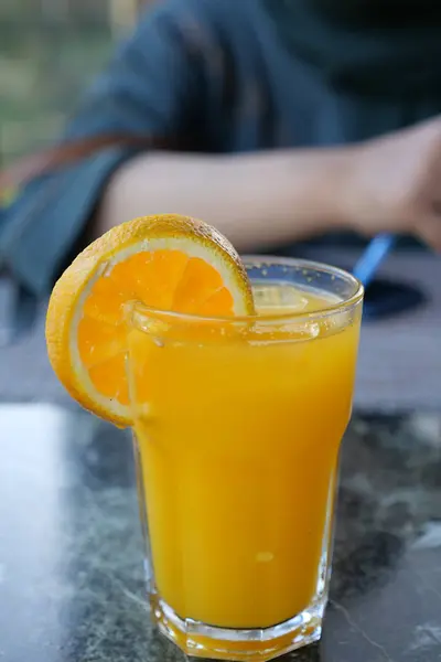 Glas Apelsinjuice Utomhus — Stockfoto
