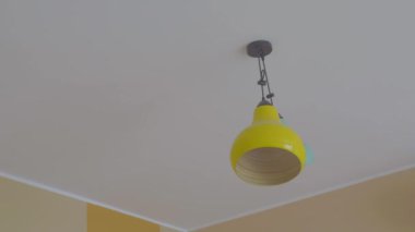 Bir odada asılı gri tavan lambası 