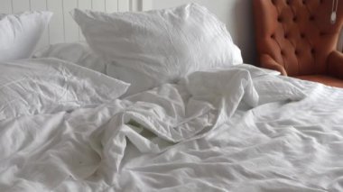 Sabahın köründe dağınık yatak, uyandıktan sonra dağınık yatak. .