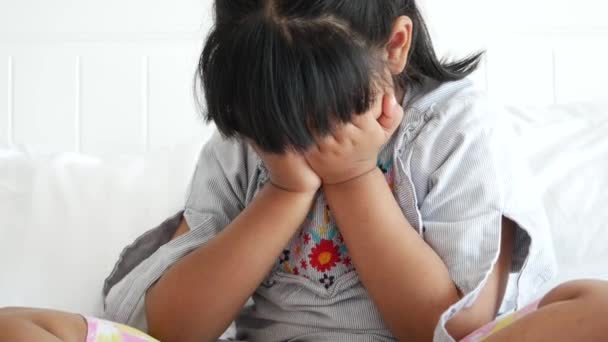 一个心烦意乱的小女孩用手捂住脸 — 图库视频影像