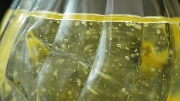 Gelbe Sonnenblumenölflasche Auf Dem Tisch — Stockvideo