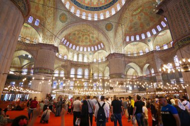 İstanbul 'da mavi gökyüzüne karşı mavi cami 