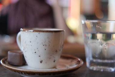 Türk kahve masada .