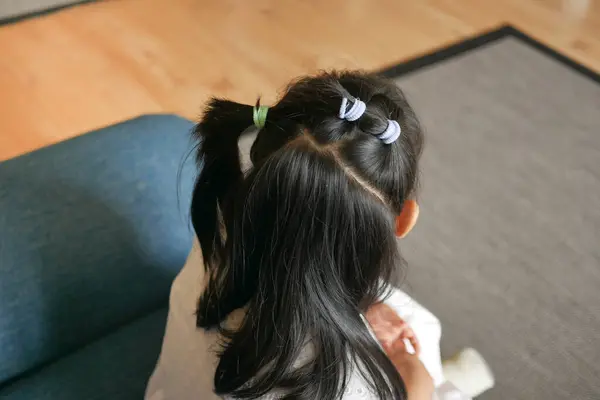 Piękna Wstążka Jest Związana Dziecięcych Włosach — Zdjęcie stockowe