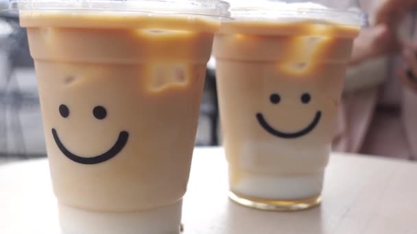 Café Frío Recipiente Plástico Con Diseño Forma Sonrisa — Vídeos de Stock