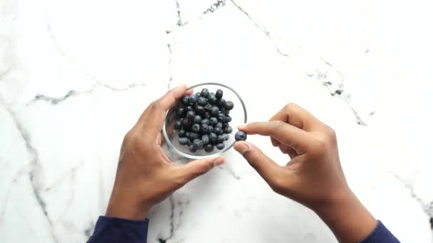 Puncak Tampilan Tangan Laki Laki Memilih Berry Biru Segar Dalam — Stok Video