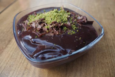 Beyaz kasede koyu çikolata kreması. .