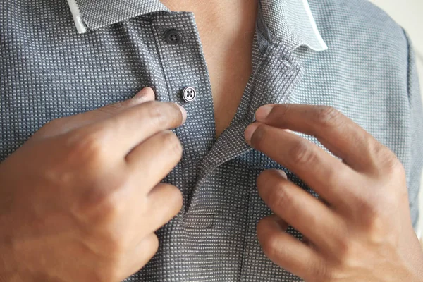 Adam Gömleğini Ilikliyor — Stok fotoğraf