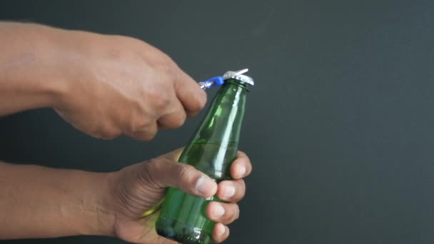 ガラス瓶の上の金属キャップとオープナー — ストック動画