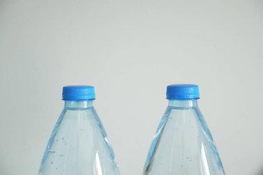 Masanın üzerinde plastik meşrubat şişeleri .