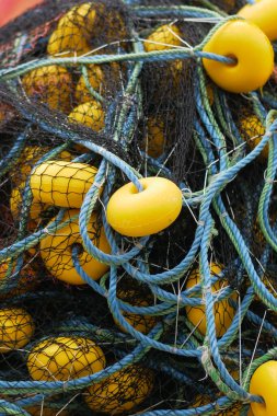 Balıkçı teknesinde ağlar. 