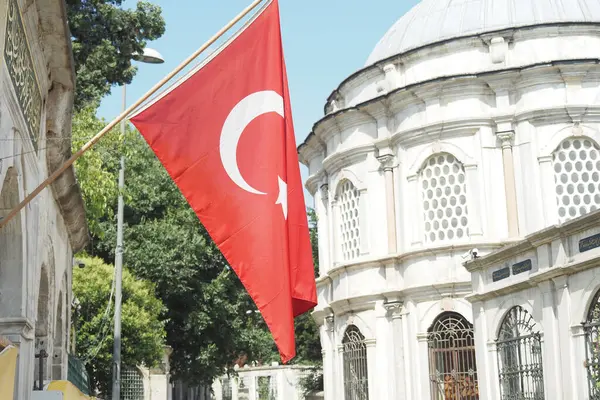 Gökyüzüne Karşı Türk Bayrağının Düşük Açı Görünümü