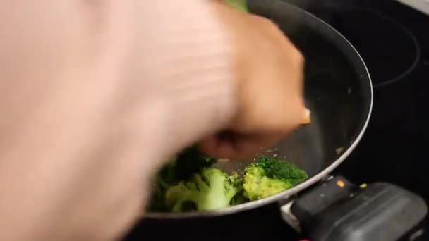 Nahaufnahme Brokkoli Gemüse Das Einer Pfanne Kocht — Stockvideo