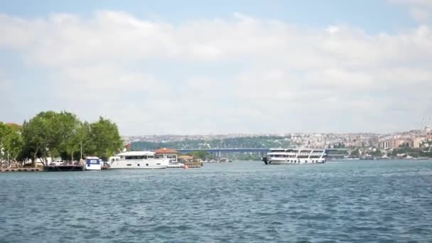 Barca Feribot Navighează Râul Bosfor Din Istanbul — Videoclip de stoc