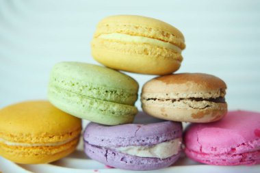 Kurabiyeyi bir kaseye koy.