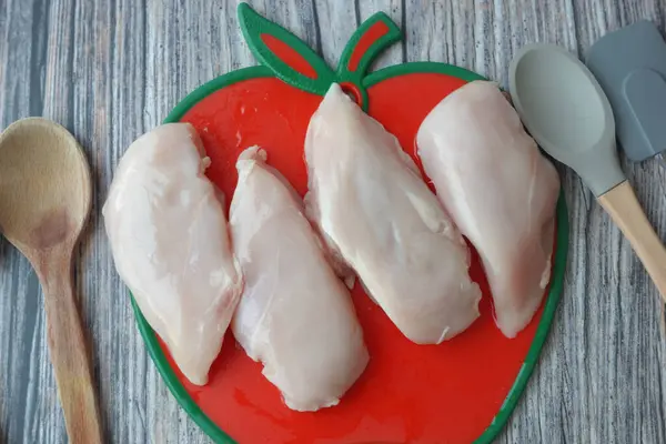 Сырое Мясо Курицы Тарелке Белом Фоне — стоковое фото
