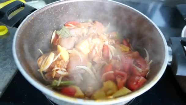 Gătit Curry Pui Într Tigaie Gătit — Videoclip de stoc