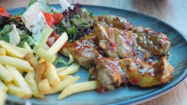 접시에 샐러드와 감자와 나이프로 닭고기 — 비디오