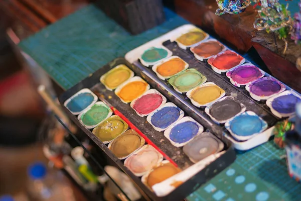 Набор Акварельных Красок Кистей Столе — стоковое фото