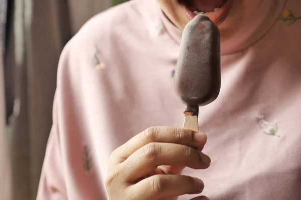 Young Women Eating Chocolate Flavor Ice Cream — Stock Photo, Image