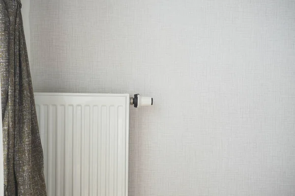 Белый Радиатор Серой Белой Стене Система Отопления Квартир — стоковое фото