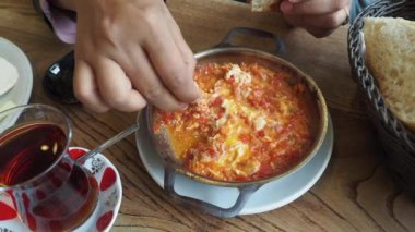 Türk Menemen omleti tavada. 