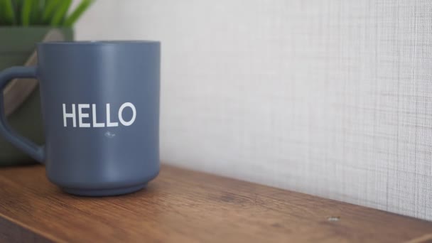 Blaue Kaffeetasse Mit Hallo Wort — Stockvideo