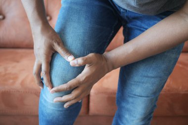 Diz eklem ağrısı çeken adama yaklaş..