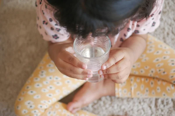 Child Hand Holding Glass Water — Stock Photo, Image