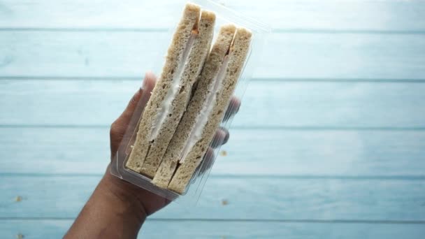 Mână Pachet Plastic Găină Sandwich — Videoclip de stoc
