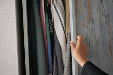 Yatak odası dolabının kapısını açıyor. .