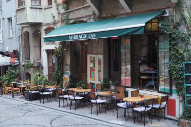 Hindi İstanbul 12 Haziran 2023 Eski Balat 'taki kafe önünde. Balat, İstanbul 'da popüler bir turizm beldesi