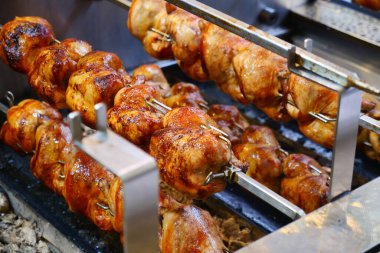 Kızarmış tavuklar barbekü ateşinde kızartılıyor..