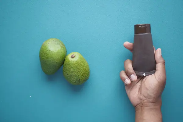 Avokado Güzellik Kremi Kabı Açık Yeşil Arka Planda — Stok fotoğraf